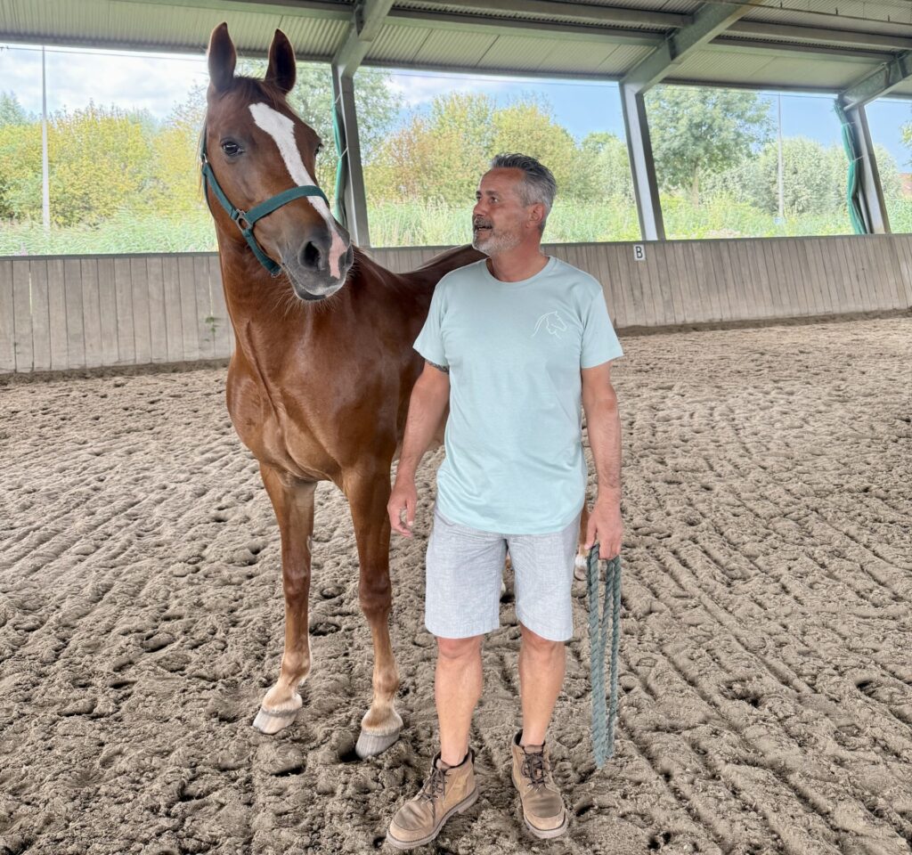Merrie puck tijdens paardencoaching in gouda